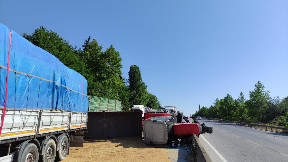 Susurluk’ta trafik kazası: 3 kişi yaralandı Susurluk’ta meydana gelen çift araçlı trafik kazasında 3 kişi yaralandı.