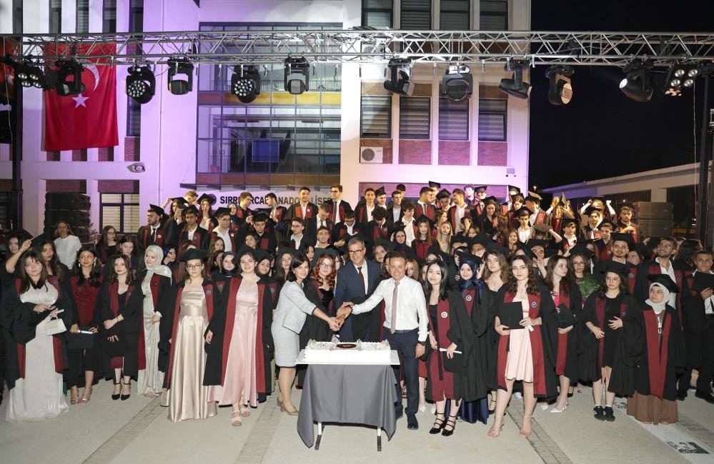 Balıkesir SYAL 34. dönem mezunlarını uğurladı Balıkesir’in köklü okullarından Sırrı Yırcalı Anadolu Lisesi (SYAL) 34. Dönem