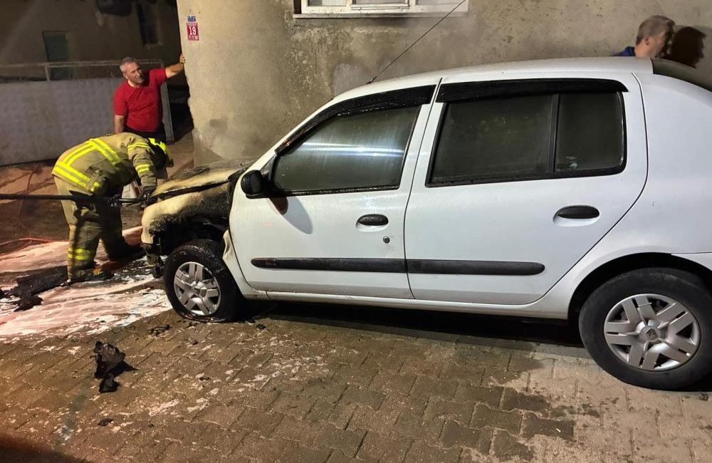 Kayıkçı Mahallesi’nde meydana gelen araç yangını, itfaiye ekiplerinin hızlı müdahalesiyle