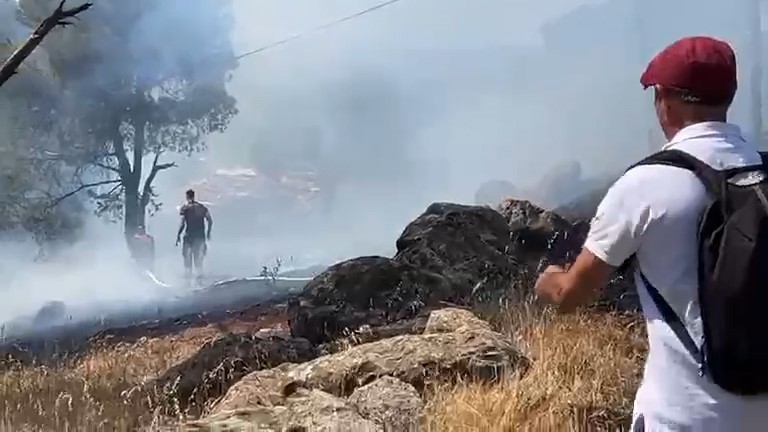Ayvalık’ta orman yangını Cennet Tepesi olarak bilinen bölgedeki ormanlık alanda yangın çıktı. İtfaiye