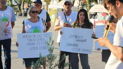 Bandırma Cumhuriyet Meydanı’nda toplanan Güney Marmara Dayanışması bileşenleri, Ortadoğu’daki insanlık