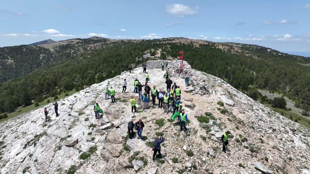 Kazdağları’nın zirvesi olan bin 774 rakımlı Sarıkız Zirvesi’nde çevre temizliği
