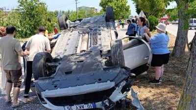 Üç aracın karıştığı kazada ters dönen otomobilde sıkışan sürücü, itfaiye