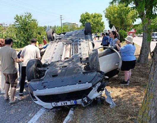 Ters dönen araçta sıkışan sürücüyü itfaiye kurtardı Üç aracın karıştığı kazada ters dönen otomobilde sıkışan sürücü, itfaiye