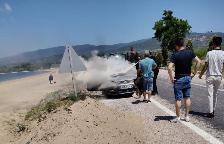Yabancı plakalı araç alev alev yandı Düzler mevkiinde, yurtdışı plakalı HU AC 68 aracında henüz bilinmeyen