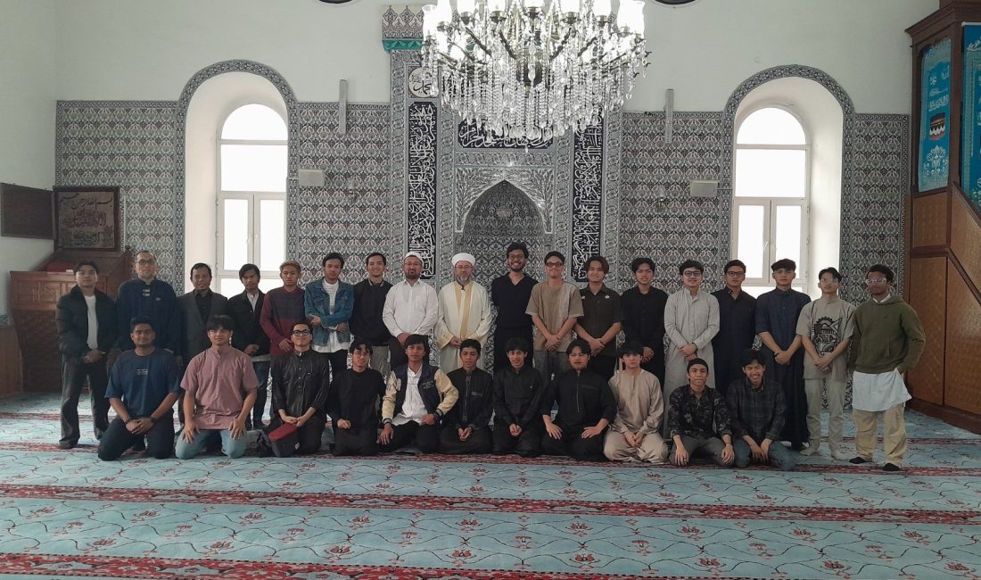 Uluslararası öğrenciler Ulu Camii’de bayram ruhunu paylaştı Bandırma Ulu Camii’de kılınan bayram namazına farklı ülkelerden gelen öğrenciler