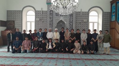 Bandırma Ulu Camii’de kılınan bayram namazına farklı ülkelerden gelen öğrenciler