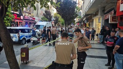 Bandırma’da 2 kişi arasında yaşanan tartışma bıçaklı kavgaya dönüştü. Olay,