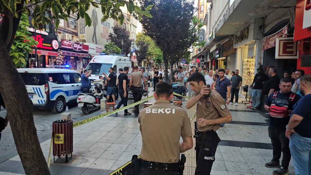 Bandırma’da dönerci tartışması kanlı bitti: 1 yaralı Bandırma’da 2 kişi arasında yaşanan tartışma bıçaklı kavgaya dönüştü. Olay,