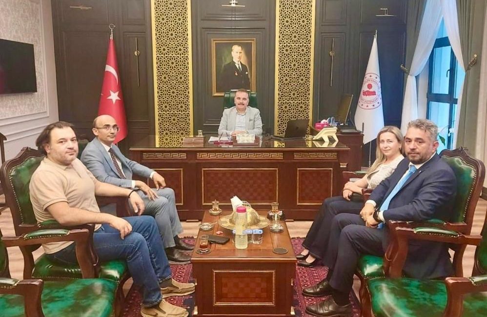 Edremit MYO yönetiminden Kaymakam Odabaş’a ziyaret Edremit Meslek Yüksekokulu’nun (MYO) yeni göreve başlayan yönetimi, Edremit Kaymakamı