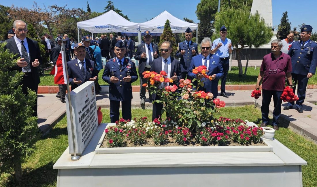 Bandırma’da bayram öncesi şehit mezarlarına karanfil bırakıldı Kurban Bayramı’nın arefe gününde Bandırma Garnizon Şehitliği ziyaret edildi. Dualar