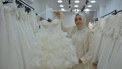 Bu yıl düğünlerin trendi after parti elbiseleri ve düz ayakkabı