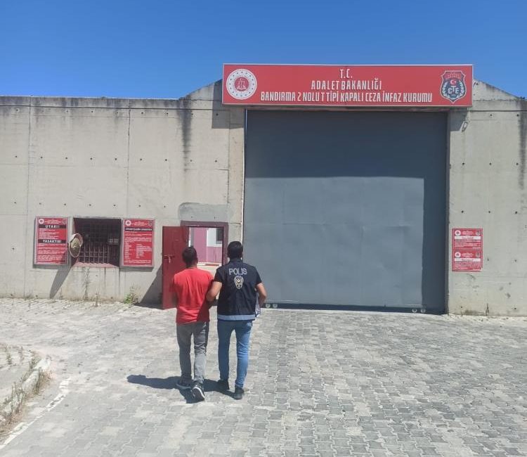 Erdek’te 18 yıl hapis cezası bulunan şahıs yakalandı Erdek’te hakkında kesinleşmiş 18 yıl hapis cezası bulunan şahıs, polis