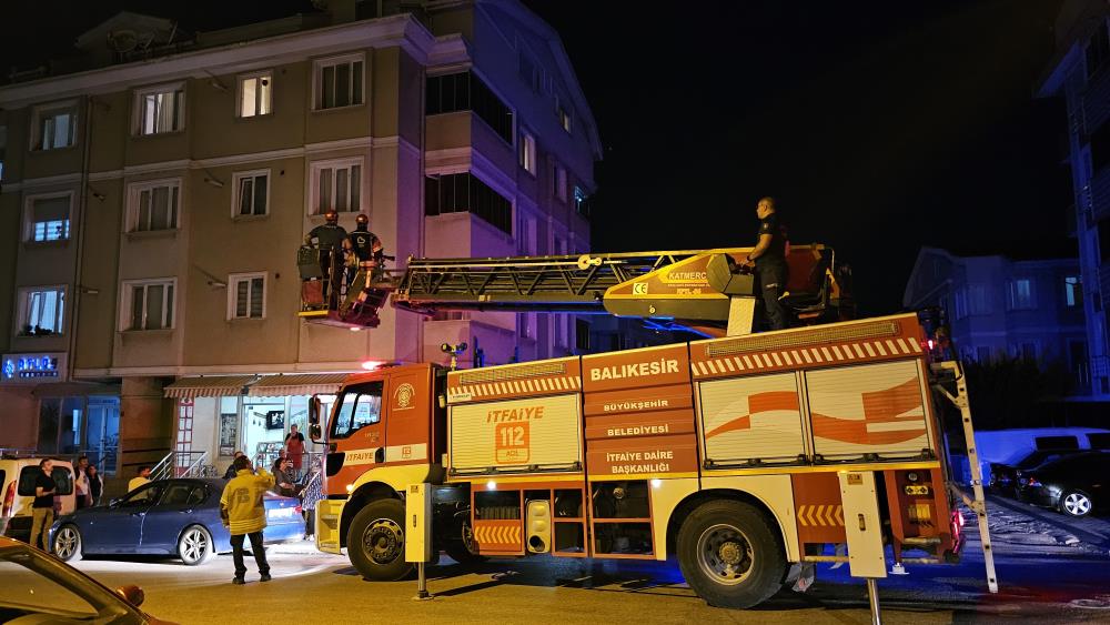 Bandırma’da korkutan sessizlik: Balkondan girildi, uykuda bulundu Bandırma’da yalnız yaşayan 68 yaşındaki kadına ulaşamayan komşuları, endişeye kapılarak