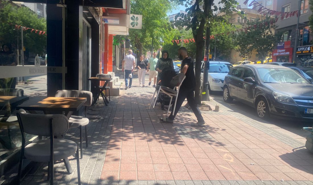Bandırma’da kaldırım işgaline karşı denetimler arttırıldı Bandırma’da zabıta ekipleri, kaldırım işgali yapan işletmelere müdahale ederek yayaların