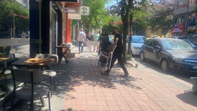 Bandırma’da zabıta ekipleri, kaldırım işgali yapan işletmelere müdahale ederek yayaların