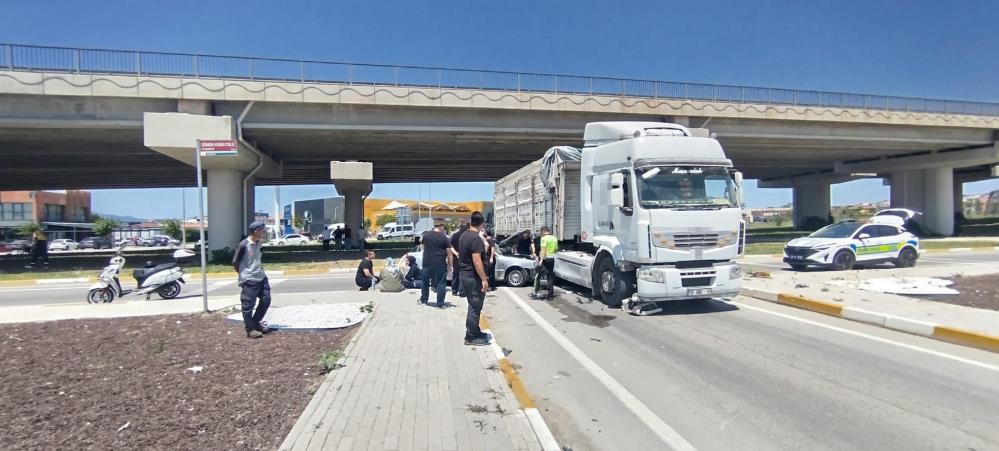 Bandırma’da otomobil ile çekici böyle çarpıştı: 2 yaralı Bandırma’da sık sık kazaların yaşandığı Korozman Kavşağı’nda bir kez daha
