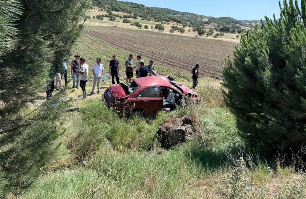 Gökçeyazı Mahallesi’nde direksiyon hakimiyeti kaybedilen otomobil şarampole uçtu. Araçta bulunan