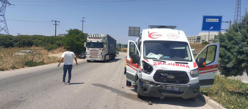 Ambulans otomobile arkadan çarptı: 1 sağlık çalışanı yaralandı Edincik mevkiinde seyir halindeki ambulansın otomobile arkadan çarpması sonucu meydana