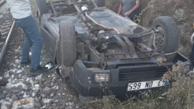 Dursunbey ‘de otomobil, şarampolden tren yoluna uçtu. Otomobilin sürücüsü itfaiye