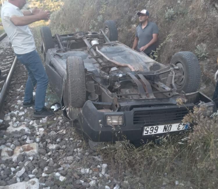 Dursunbey’de otomobil şarampolden tren yoluna uçtu Dursunbey ‘de otomobil, şarampolden tren yoluna uçtu. Otomobilin sürücüsü itfaiye