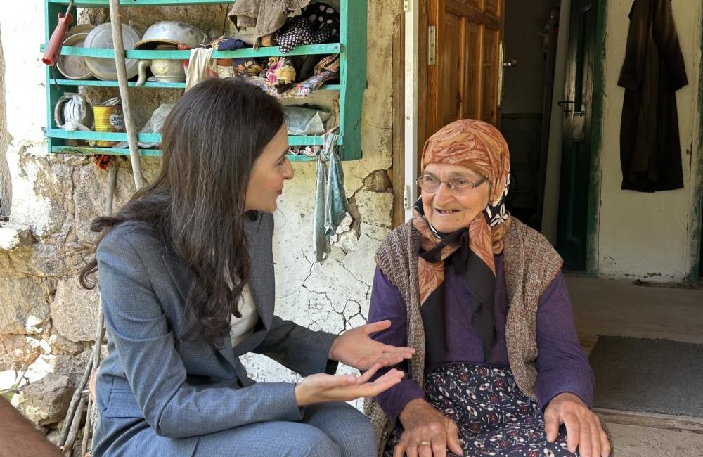 Balıkesir’de 84 yaşındaki teyzenin kaymakam heyecanı Kaymakam Zeynep Biber Demir’in ziyareti, halkta büyük bir heyecana neden