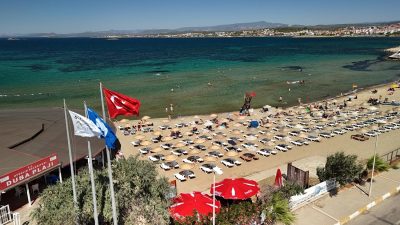 Ayvalık Belediyesi işletmelerinin bu yıl da kazandığı Mavi Bayraklar göndere