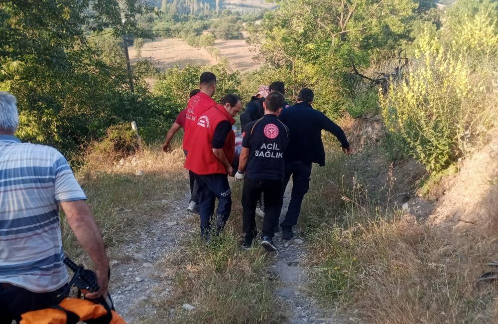 Altıeylül’de tarlasına çalışmaya giden traktör sürücüsü direksiyon hakimiyetini kaybederek, traktörü