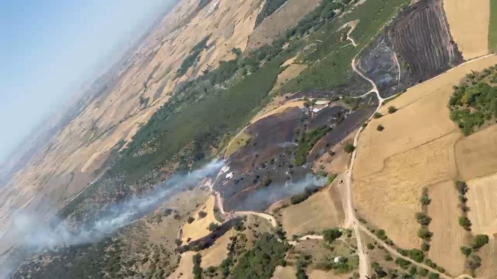 Balıkesir’de orman yangını Şeremetler Mahallesi’nde çıkan orman yangınına müdahale çalışmaları karadan ve havadan