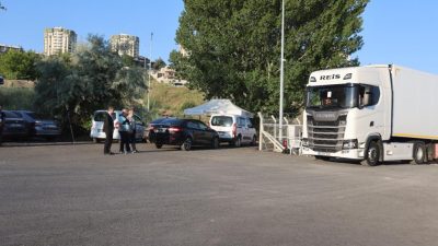 Yükseköğretim Kurumları Sınavının (2025-YKS) soru kitapçıklarını ve evraklarını taşıyan 528