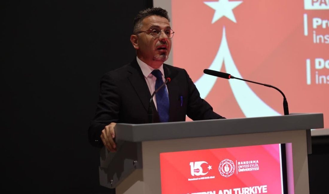 Bandırma’da 15 Temmuz fotoğraflarla anlatıldı Bandırma Onyedi Eylül Üniversitesi’nde gerçekleştirilen “Zaferin Adı: Türkiye” başlıklı sergide,