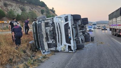 Susurluk-Balıkesir istikametinde meydana gelen tek taraflı kazada yan yatan tırda,