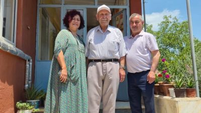 Manyas Belediye Başkanı Ahmet Duru, partinin geçmiş dönem yöneticileriyle bir