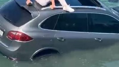 Ayvalık sahil yolunda bir otomobil kontrolden çıkarak denize uçtu. Kazada