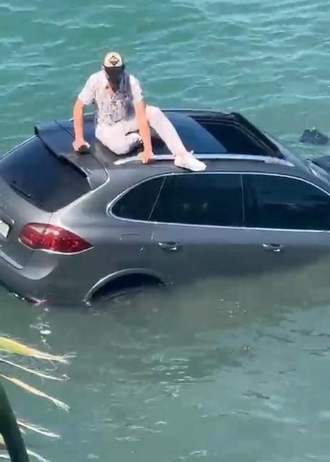 Ayvalık’ta otomobil denize uçtu Ayvalık sahil yolunda bir otomobil kontrolden çıkarak denize uçtu. Kazada