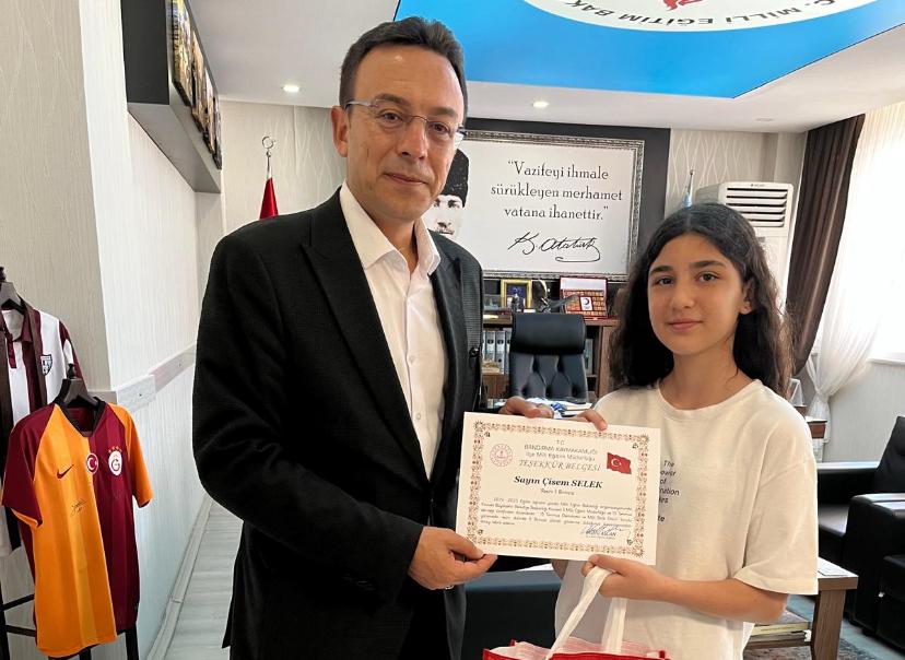 Türkiye Birincisi Öğrenciden Müdür Aslan’a Ziyaret 15 Temmuz temalı yarışmada birincilik elde eden Bandırmalı öğrenci Çisem