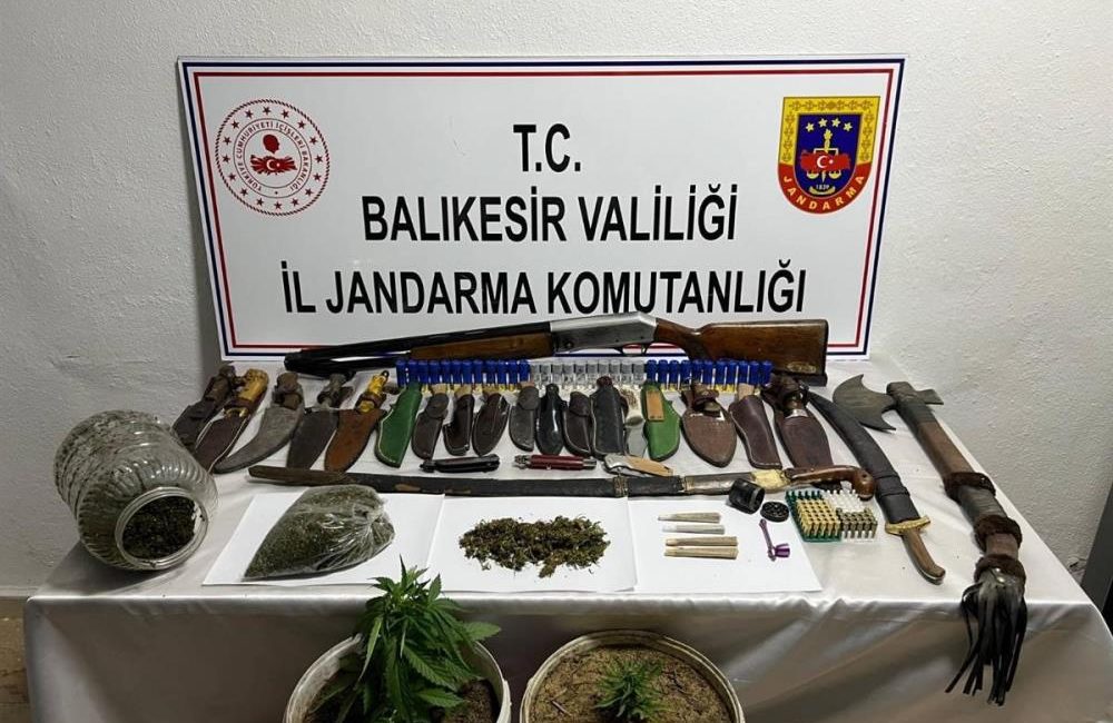 Balıkesir’de 13 ayrı suç olayına müdahale: 17 kişi yakalandı Balıkesir İl Jandarma Komutanlığı ekiplerince, 6 ilçede düzenlenen operasyonlarda çeşitli
