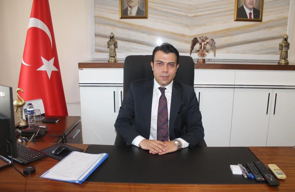 Manyas’ın yeni kaymakam vekili göreve başladı Manyas ilçesine atanan Kaymakam Vekili Coşkun Topuz, görevine başladı. Mülki