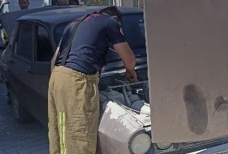  Gönen’de seyir halindeyken motor kısmından dumanlar çıkan otomobilde, araç sahibi