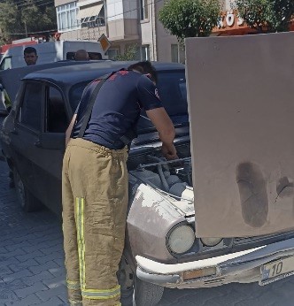 Gönen’de seyir halindeki araçtan dumanlar yükseldi Gönen’de seyir halindeyken motor kısmından dumanlar çıkan otomobilde, araç sahibi
