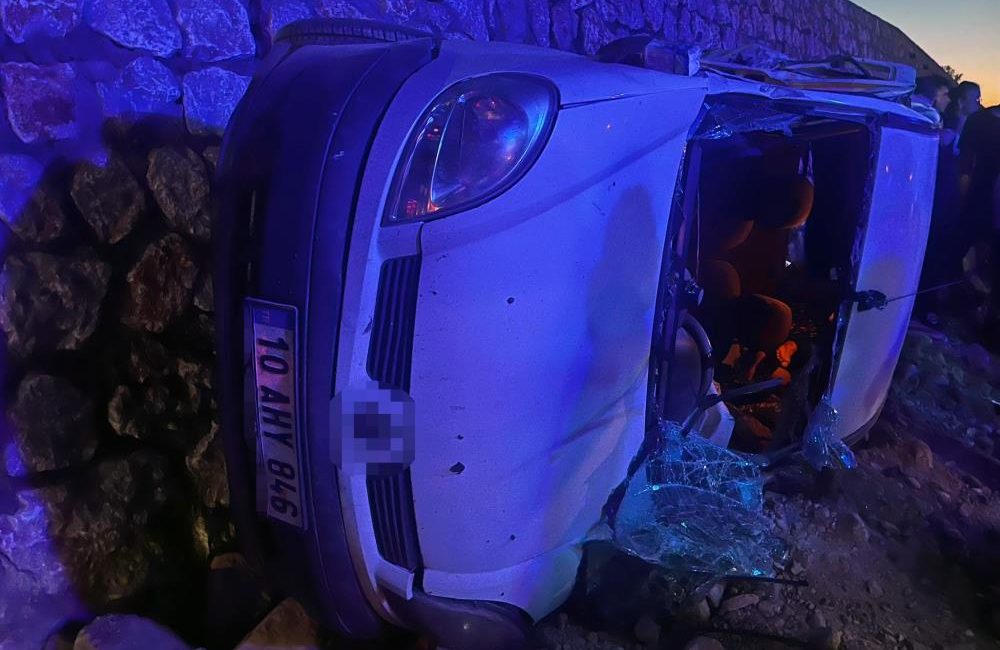 Balıkesir’de zincirleme trafik kazası: 1 ölü, 4 yaralı Balıkesir’de 3 araçlı zincirleme kazada 1 kişi hayatını kaybederken, 4
