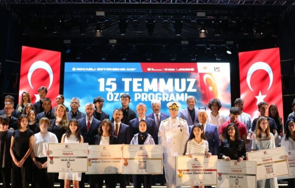 15 Temmuz temalı resim yarışmasında Bandırma’ya birincilik Bandırma Şehit Süleymanbey Ortaokulu öğrencisi Çisem Selek, 15 Temmuz temalı