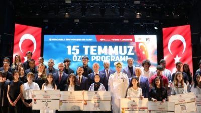 Bandırma Şehit Süleymanbey Ortaokulu öğrencisi Çisem Selek, 15 Temmuz temalı
