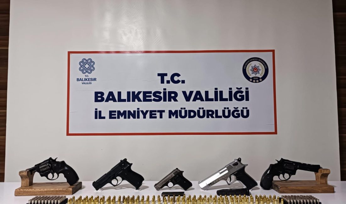 Bandırma’da cephanelik gibi eve polis baskını Bandırma’da gerçekleştirilen operasyonda, bir şahsın evinde yapılan aramada 5 ruhsatsız