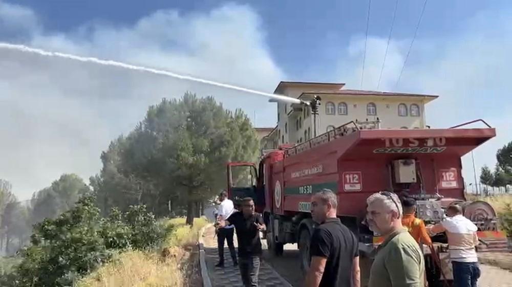 Dursunbey’de koruluk alanda çıkan yangın okul binasını tehdit etti. Ekiplerin