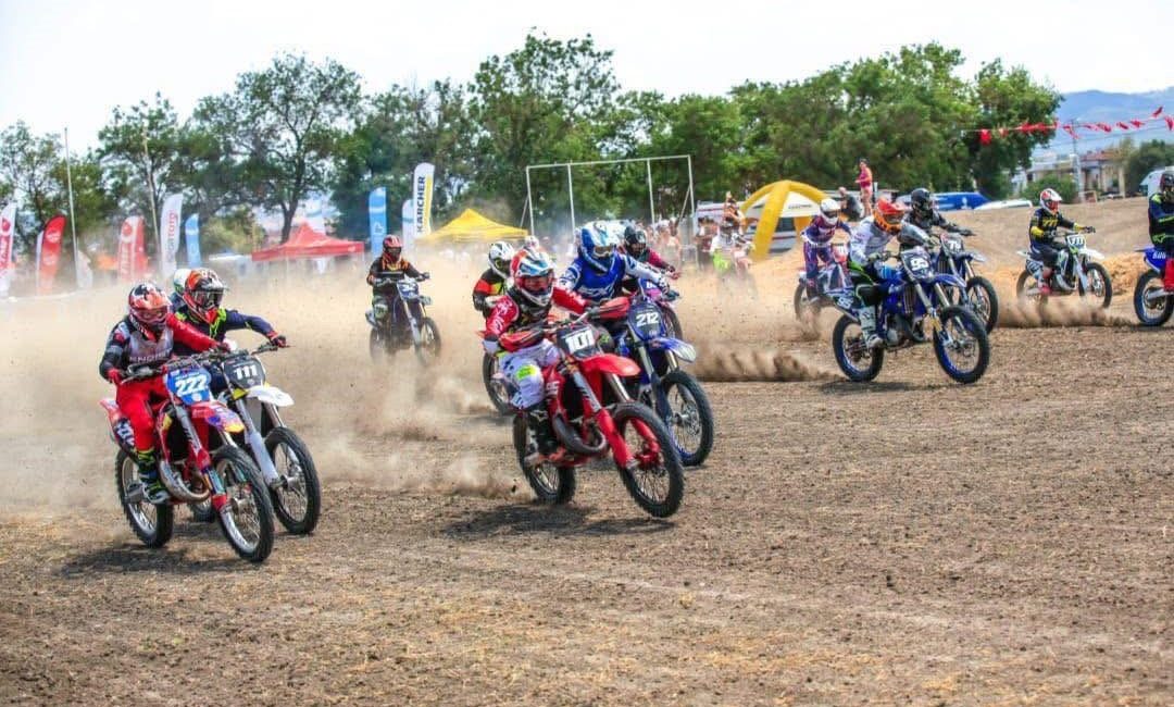 Gönen, adrenalin dolu yarışlara sahne oldu Gönen’de düzenlenen Türkiye Motosiklet Şampiyonası’nda heyecan dolu anlar yaşandı. Dereceye