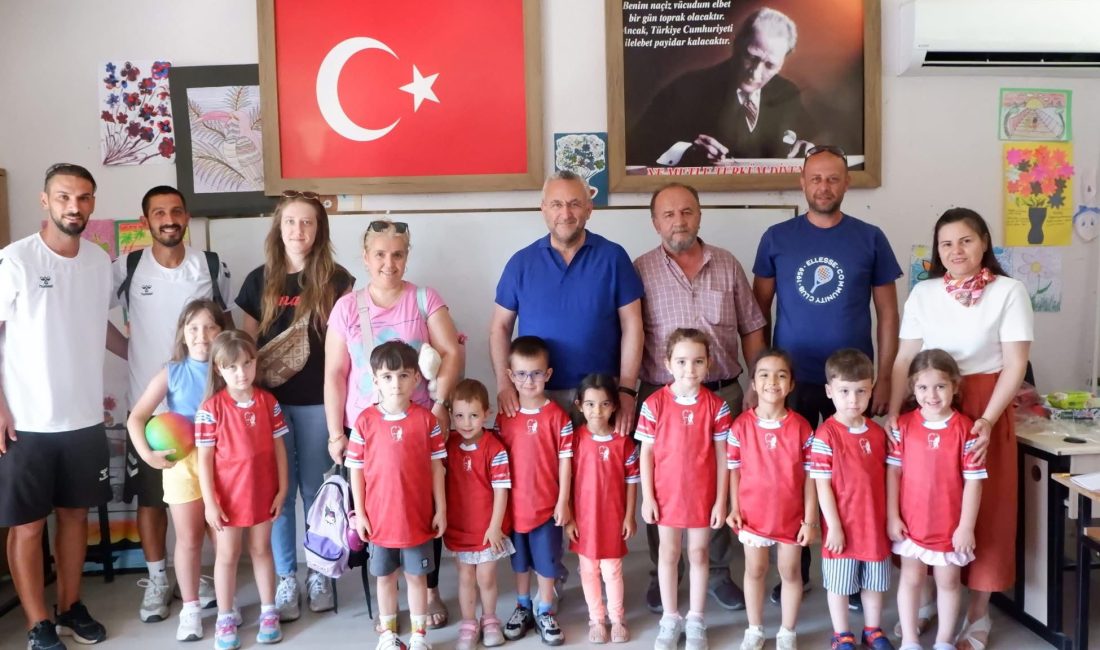 Susurluk Belediyesi’nden eğitime destek Susurluk’ta resim kursuna katılan öğrencilere forma hediyesi verildi. Susurluk Belediye