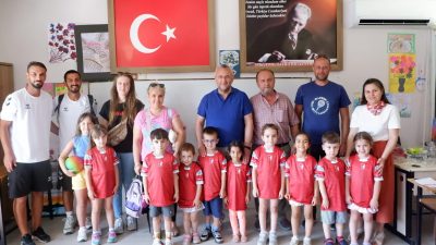 Susurluk’ta resim kursuna katılan öğrencilere forma hediyesi verildi. Susurluk Belediye