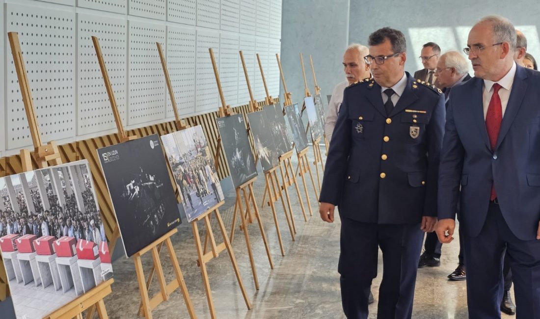 BANÜ’de, demokrasi mücadelesi fotoğraflarla anlatıldı Bandırma Onyedi Eylül Üniversitesi’nde gerçekleştirilen fotoğraf sergisinde 15 Temmuz’da halkın