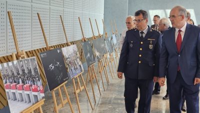 Bandırma Onyedi Eylül Üniversitesi’nde gerçekleştirilen fotoğraf sergisinde 15 Temmuz’da halkın